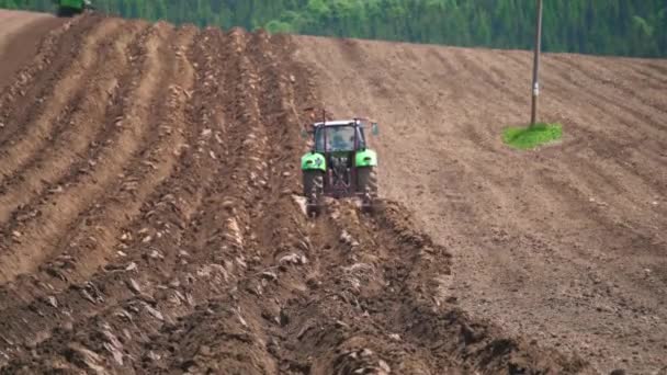Traktor Hluboká Orba Pole Přírodní Zemědělství Zemědělství Obdělávání Půdy Stroj — Stock video