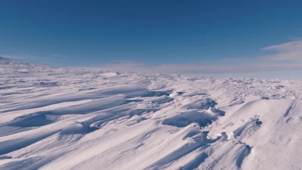 Dolly Πυροβόλησε Πάνω Από Παγωμένο Χιονισμένο Δομή Ηλιόλουστο Χειμώνα Βουνά — Αρχείο Βίντεο