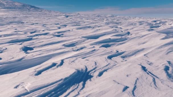 Structuur Van Bevroren Natuur Zonnige Winterbergen Opgestuwd Besneeuwde Patroon Textuur — Stockvideo