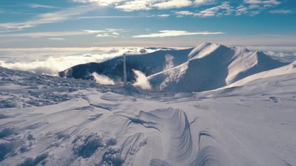 Zmrazené Zimní Alpské Hory Krásnou Strukturou Sněhu Popředí Zasněženými Alpami — Stock video