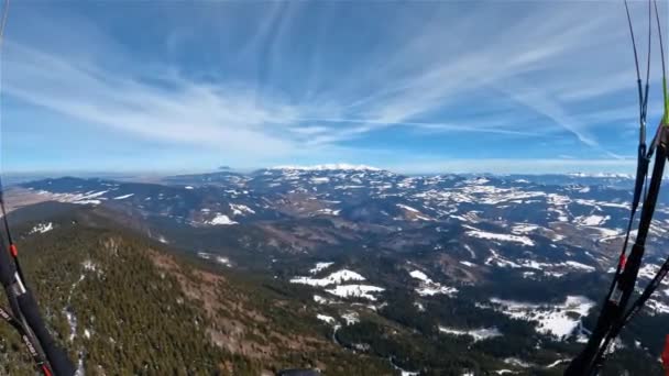 Spokojny Lot Paralotniarski Relaks Nad Zielonym Lasem Wczesnych Górach Wiosny — Wideo stockowe