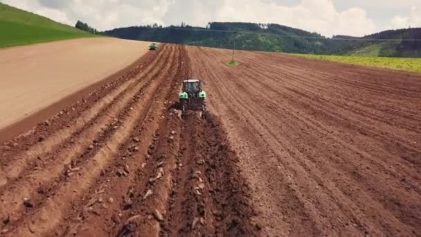 Посадка Трактором Глубокое Вспахивание Сельскохозяйственных Угодий Посадка Органического Продовольственного Картофеля — стоковое видео