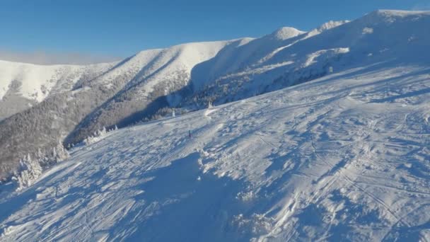 スキー場の空のパノラマビューは 雪の山の自然の中で晴れた冬の朝に斜面に新鮮な雪と — ストック動画