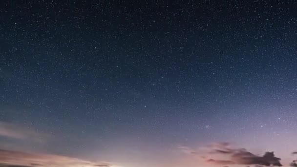 恒星和云彩在天文学中快速运动的暗星夜的背景 — 图库视频影像