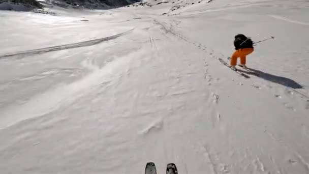Mujeres Esquiadoras Pantalones Anaranjados Pasean Rápido Esquí Alpino Invierno Valle — Vídeos de Stock