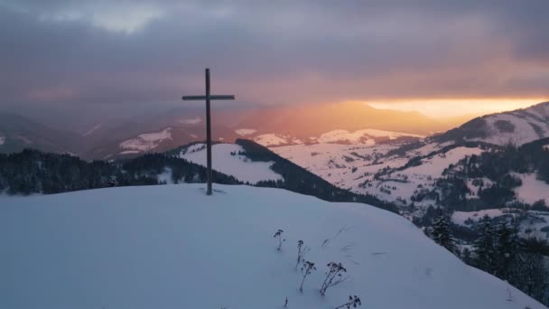 Panorama Van Winter Natuur Bij Gouden Zonsopgang Met Stalen Kruis — Stockvideo