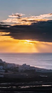 Sunset Bulutları 'nın dikey videosu Fas' ın Sidi Ifni şehrinde yaz akşamı gökyüzünde hareket ediyor. Hızlandırılmış seyahat arka plan panoraması, sosyal medya hikayesi.