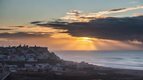 Günbatımı Bulutları Fas Sidi Ifni Şehrinde Yaz Akşamı Gökyüzünde Okyanus — Stok video