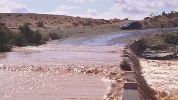 Agua Turbia Del Río Inundado Fluye Sobre Puente África País — Vídeo de stock