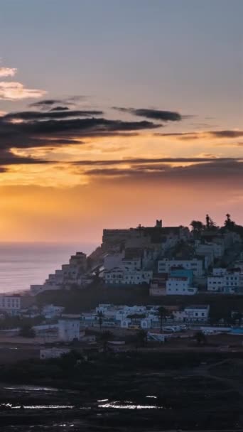 Vacker Kväll Himmel Vid Solnedgången Över Liten Stad Marocko Ocean — Stockvideo