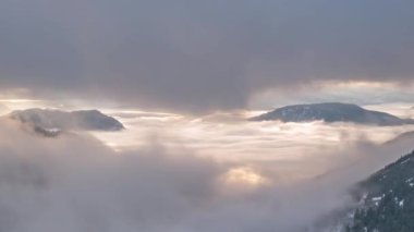 Bulutlar arasındaki pencere manzarası güzel, sisli dağ doğasında zaman aşımı, Timelapse Panorama 