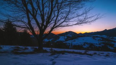 Alp dağlarında güzel bir gündoğumu soğuk kış sabahında doğa manzarası. Zaman aşımı, Dolly shot, Panorama Zaman Çizelgesi, Açık Arkaplan 4K 