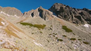 Güneşli sabah doğasında kayalık Alp Dağları Vadisi manzarası, turizm arka planı. Panoramik görünüm 