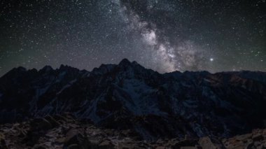 Samanyolu galaksisi yıldızları ile sihirli gece gökyüzü Alp dağlarında doğa zaman aşımına uğrar, Gece ve gündüz yakınlaşır 