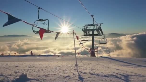 Kouzelné Slunečné Zimní Ráno Horském Lyžařském Středisku Prázdnou Sedačkovou Lanovkou — Stock video