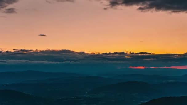 Sonnenaufgang Sommer Morgen Mit Schnellen Bewegung Wolken Himmel Über Landschaft — Stockvideo