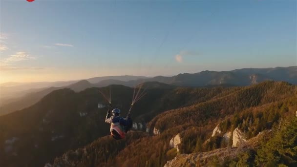 Sonbahar Dağlarında Orman Kayaların Üzerinde Uçma Özgürlüğü Altın Gündoğumunda Adrenalin — Stok video