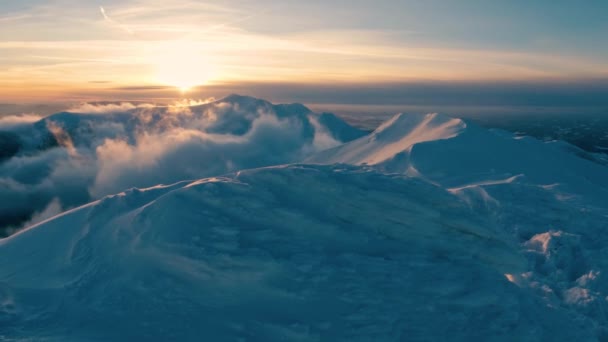 寒い冬の魔法の朝は 谷の日の出と霧の雲の黄金の光で山を飲み込み 屋外冒険の背景を明らかにします4K高品質のビデオ — ストック動画