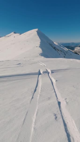 Vídeo Vertical Montañas Nevadas Congeladas Hermoso Día Soleado Con Cielo — Vídeos de Stock
