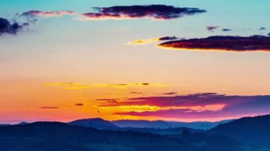 Kırsal arkaplanda Hızlı Renkli Gündoğumu Zaman aşımı, Pan çekimi, Eğil, 