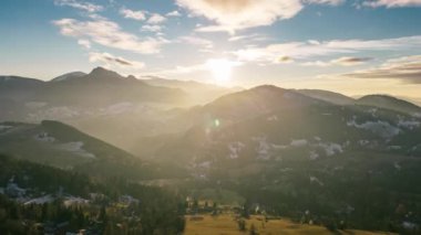 Sonbahar akşamları Alp Dağları kırsal kesimlerinde altın günbatımının panoramik hava manzarası. Hiper Zaman Hızı, Zaman Hızı, Panorama, 4K video. 