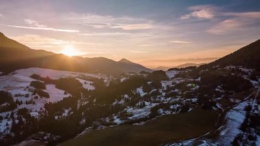 Sunset Hiperlapse 'nin Altın Renkleri kırsal arazinin üzerinde bahar akşamının erken saatlerinde. Hava görünümünü hızlandırma süresi. 