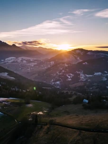 Alp Dağları Nın Kırsal Kesimlerinde Bahar Başlarında Hızlı Bulutlarla Gökyüzünün — Stok video