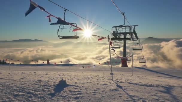 Прекрасний Сонячний Ранок Зимовому Гірськолижному Курорті Порожнім Кріслом Перед Початком — стокове відео