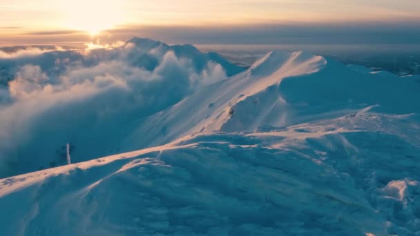 在神奇的日落黄昏时分 高山上冰封的冬山显现出来 自由冒险的背景 Steadicam全景观看4K影片 — 图库视频影像