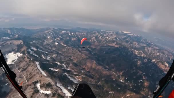 Penerbangan Paralayang Yang Tenang Terbang Tinggi Atas Musim Dingin Pegunungan — Stok Video