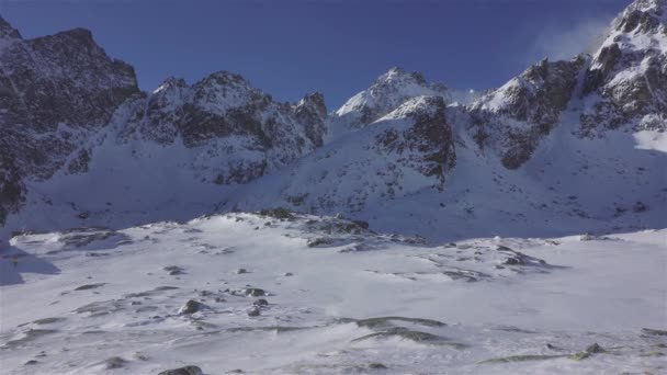 冬季全景尽收眼底 在寒冷 阳光明媚的室外旅游背景下 是一座岩石峰下有山舍的高山 冰冻雪质全景 — 图库视频影像