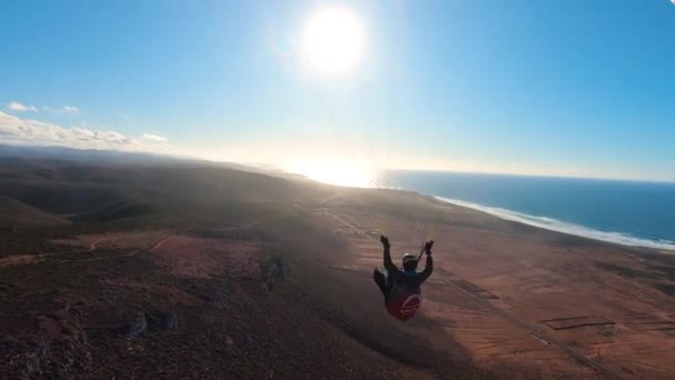 乾燥した国の上に日当たりの良い夏の冒険でモロッコの海の海岸の風景の中にパラグライディング翼で飛ぶ 極端なスポーツの自由飛行 — ストック動画