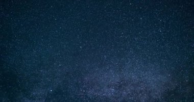 Yıldızlı karanlık gökyüzü, Samanyolu Galaksisi ve bulutlar yıldızlı gecede hızlı hareket eder Astronomi Zaman geçişi 4K DCI 