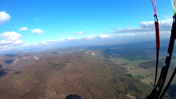 Langzame Beweging Van Vrije Paragliding Vlucht Boven Herfst Bergen Natuur — Stockvideo