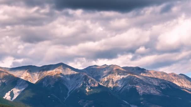 劇的な灰色の嵐の雲の空の動きは ニュージーランドの自然景観の高山の山の上に速く動きます時間の経過でズーム — ストック動画