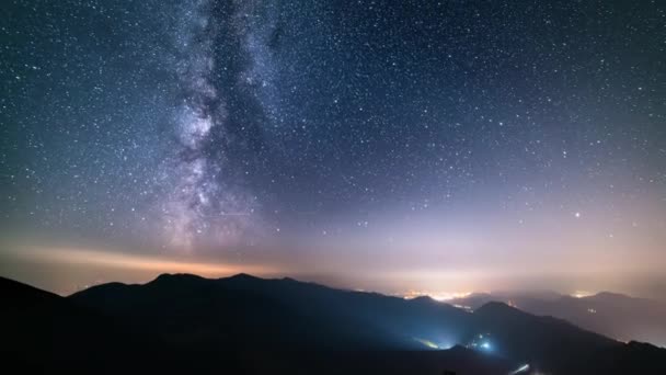 Dağlarda Huzurlu Bir Yaz Gecesinin Videosu Milyonlarca Yıldızlı Samanyolu Galaksisi — Stok video