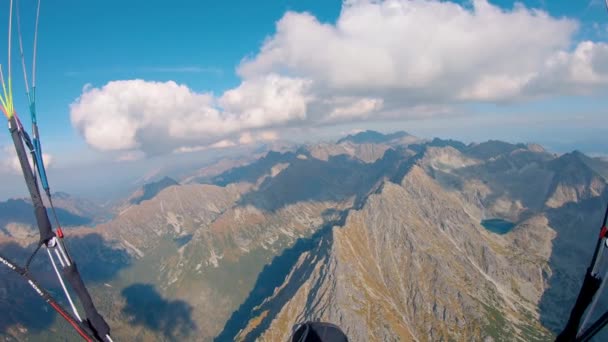 자연환경에 바위투성이의 알프스 산맥에서 아름다운 경치를 간직하고 비행하는 궁극적 극도의 — 비디오
