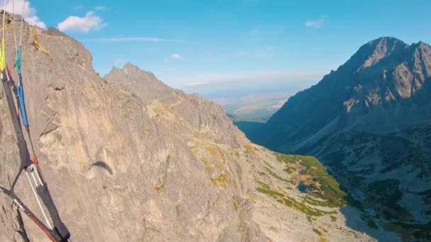 Краса Парапланетної Свободи Літає Скелями Високих Альпійських Горах Парапланетною Тінь — стокове відео