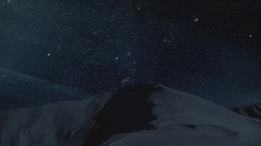 Samanyolu galaksisinin yıldızları karlı Alp dağları üzerinde donmuş kış doğasında karanlık yıldızlı gece gökyüzü. Astronomi Zamanaşımı, yakınlaştır, açık hava macera arka planı.
