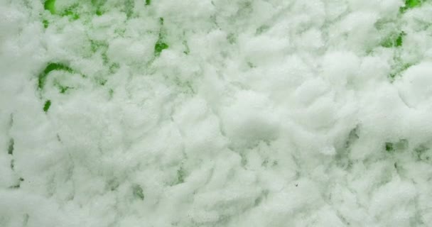 春のタイムラプスの緑の画面背景で雪が急速に溶けている温暖化や暖かさのテーマのためのビデオオーバーレイ ライト または追加で簡単にブレンド — ストック動画