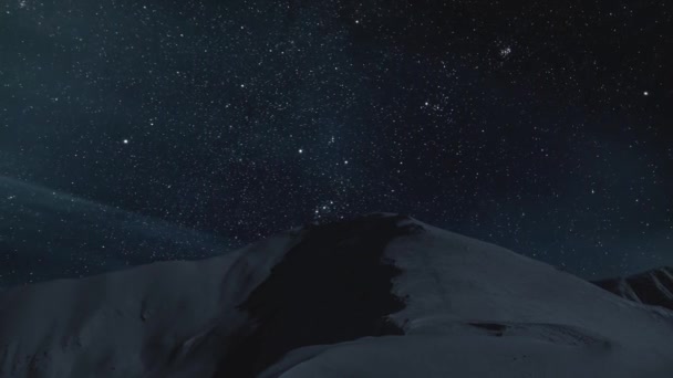 Céu Noturno Estrelado Escuro Com Estrelas Galáxia Láctea Sobre Montanhas — Vídeo de Stock