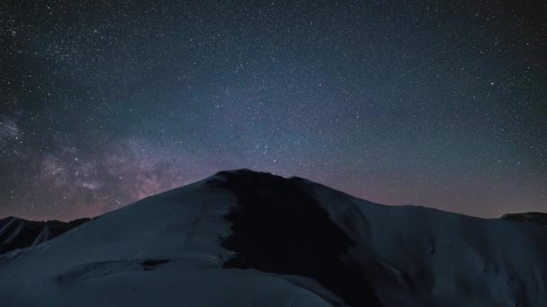 Zeitraffer Von Milchstraßensternen Über Schneebedeckten Winteralpen Kaltem Sternenhimmel Gefrorener Naturlandschaft — Stockvideo