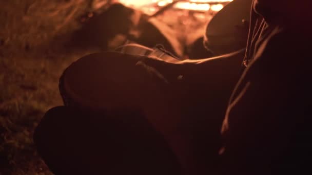 Detail Männlicher Hände Trommeln Einem Friedlichen Sommerabend Feuer Trommeln Schnell — Stockvideo