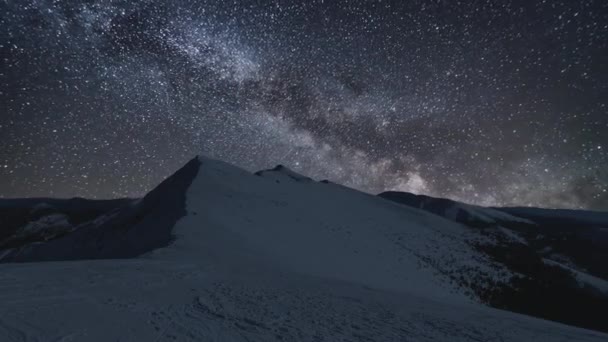Yıldızlı Gecede Samanyolu Galaksisi Yıldızları Karlı Kış Alp Dağları Üzerinde — Stok video