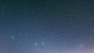 Astronominin yıldızlı arka planı koyu mavi gece yıldızlı gökyüzünde kaybolur. 