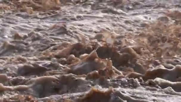 Acqua Fangosa Del Fiume Selvaggio Schizza Dopo Tempesta Piovosa Rallentamento — Video Stock