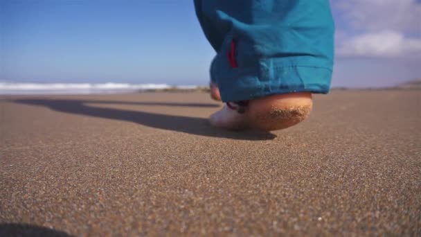 Hombre Caminar Descalzo Playa Arena Naturaleza Soleada Mañana Verano Fondo — Vídeo de stock