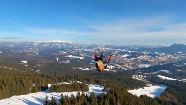 Paralotniarz Lecący Nad Lasem Zimowym Paralotniarstwo Adrenalina Przygoda Wolność Sportów — Wideo stockowe