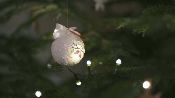 Ciemne Boże Narodzenie Tło Białym Musujące Dekoracje Kulkowe Choince Oświetleniem — Wideo stockowe