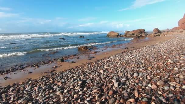 Панорама Прекрасного Порожнього Скелястого Пляжу Марокко Ост Івуар Літніх Канікулах — стокове відео
